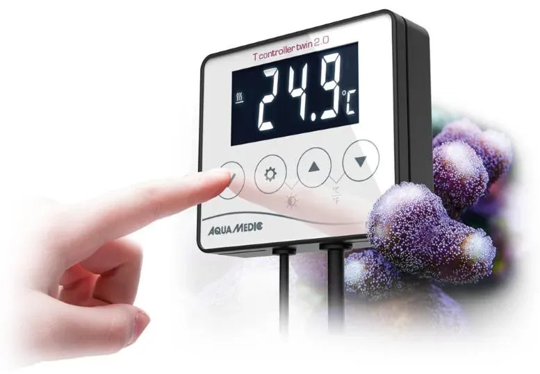 Ein weisser T controller twin 2.0 von vorn, ein flaches Gehäuse mit Anzeige 24.9 °C und vier runden Tasten darunter, zwei Kabel unten und ein Finger auf der linken Taste.
