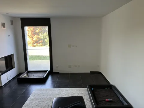 Das Wohnzimmer ist wieder leer. Der halb aufgebaute Unterschrank, der Karton mit den Platten und das Unterbecken sind weg, ebenso das kleine weisse Gerät vor der Steckdose. Vor der Wand liegen nur noch die Fliesen und am Rand die beiden Hundebetten.