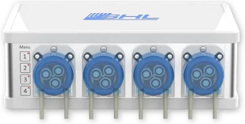 Ein weisser Doser 2.1 von vorn, ein flaches Gehäuse mit vier blauen Pumpenköpfen nebeneinander und den Tasten 1 bis 4 links daneben.