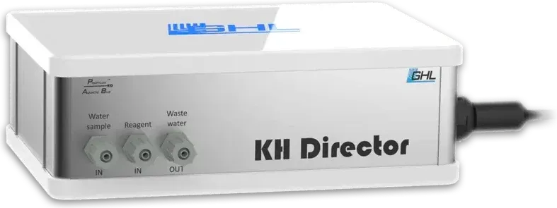 Der KH Director, ein flaches weisses Gehäuse mit silberner Front und drei Anschlüssen für Wasserprobe, Reagenz und Abwasser.