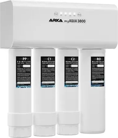 Die myAQUA 3800, ein weisses Wandgehäuse mit vier Filterkartuschen darunter, einem Feinfilter, zwei Kohlefiltern und der Membran.