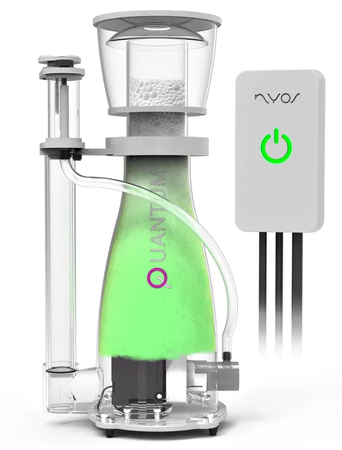 Der Quantum EQ 160 vor weissem Grund, ein durchsichtiger Kegel mit grün leuchtendem Schaum und dem Schriftzug Quantum, oben der Schaumtopf, links das Wasserstandsrohr. Daneben der weisse Controller mit grünem Einschaltsymbol.