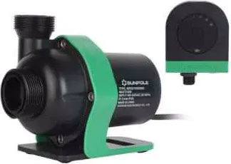 Die Sunpole VSG6000, eine schwarze Pumpe mit grünem Bügel auf schwarzem Fuss, dahinter die schwarze Steuerung mit grünem Rand.